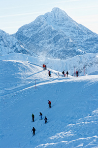 在白雪覆盖的山峰和岩石山峰上