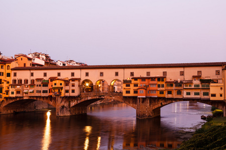 庞特维奇奥桥横跨在早晨，在佛罗伦萨阿诺河我