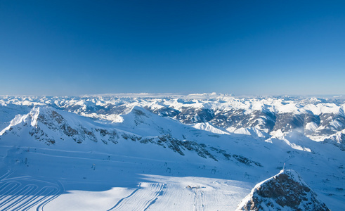 kitzsteinhorn 滑雪胜地卡普伦，奥地利阿尔卑斯山附近的斜坡