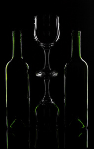葡萄酒瓶和眼镜