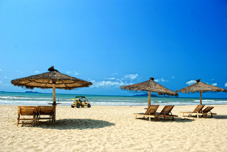 沙滩车美丽的海滩悬崖中国海南岛三亚度假胜地中国海南三亚湾附近没有