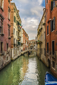 威尼斯运河和吊船，意大利