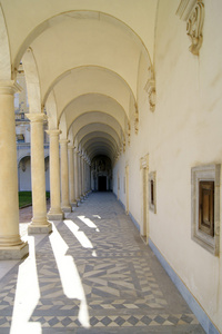 在修道院的柱廊