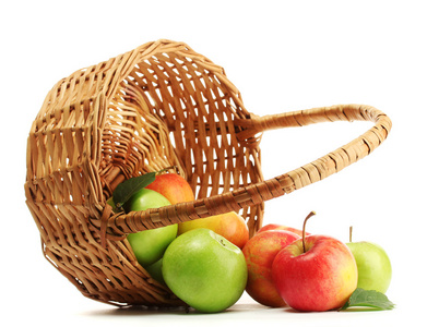 甜苹果在篮子里上白色, 隔离