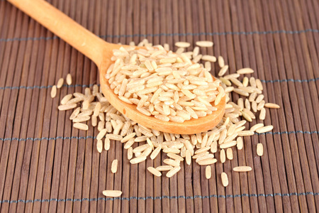 水稻在竹垫上木勺