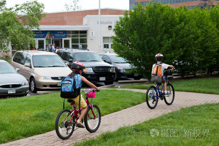 骑自行车到学校的孩子们