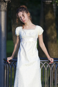 长长的白色穿裙子的年轻女孩