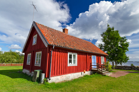 红色瑞典小屋的房子图片