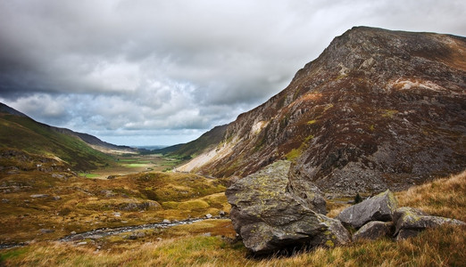 查看沿 nant francon 谷斯诺登尼亚国家公园景观