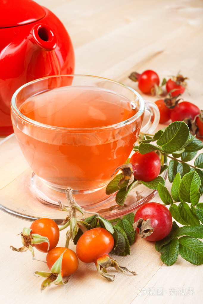 玫瑰果茶和红茶壶