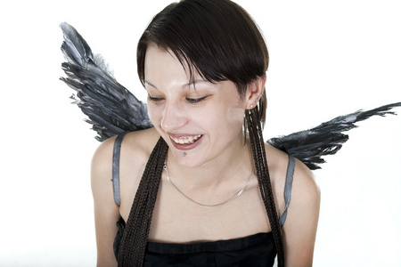 微笑在白色灰色翅膀的天使图片