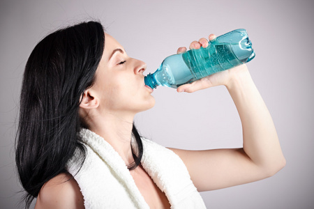 年轻女子饮用水的肖像