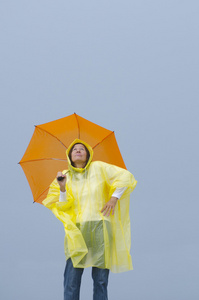 在雨中伞的女人图片