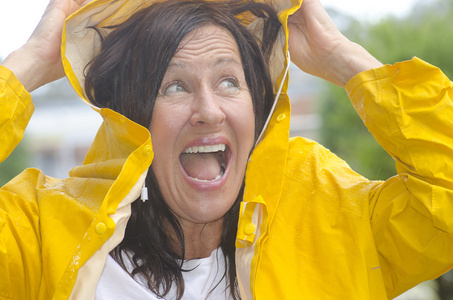 幸福微笑的女人在雨中