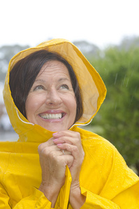 幸福微笑的女人在雨中