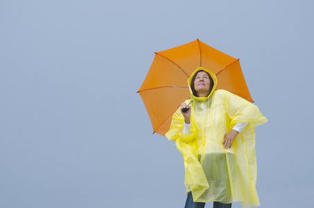 有关在雨中的女人