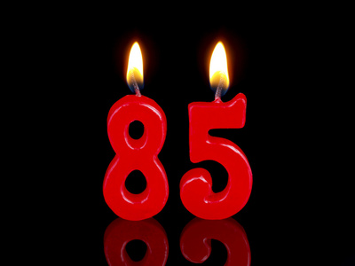 显示 nr 的生日蜡烛。85