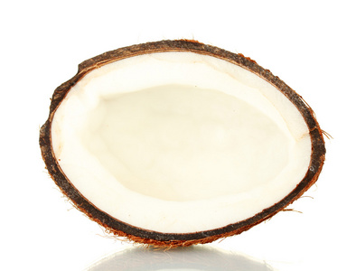 在白色背景特写上隔离半个椰子
