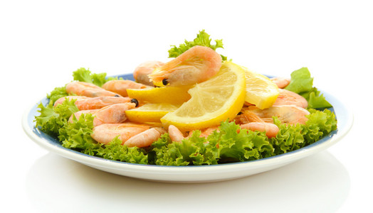 水煮的虾用柠檬和生菜叶子板，隔绝在白色