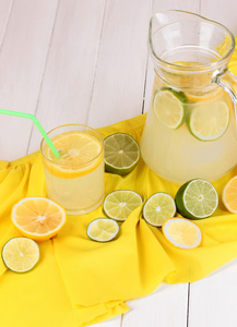 在玻璃和投手的柑橘周围黄色织物上 w 上柑橘柠檬水