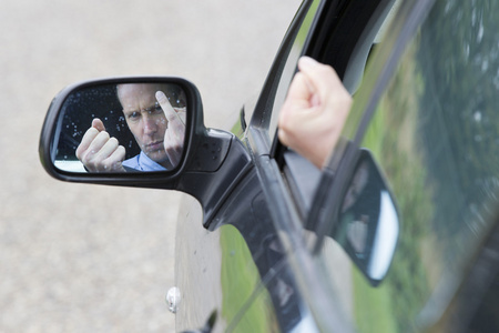 通过车侧面镜子看到的男司机