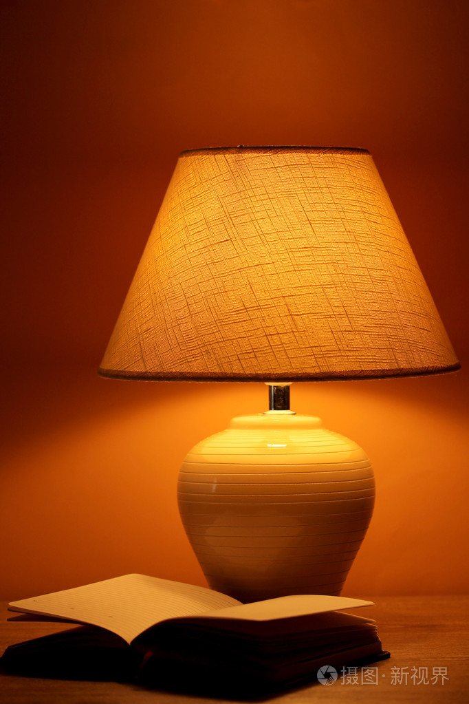 棕色背景上的桌灯