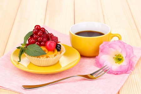 水果和浆果木桌上的香味蛋糕