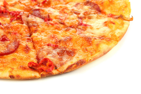 美味的意大利辣香肠披萨上白色隔离