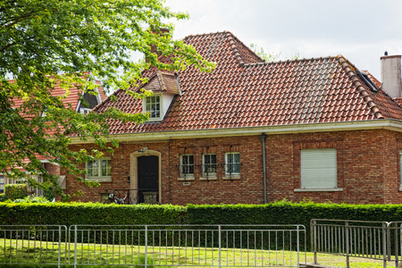 典雅的砖建筑和街道老镇的门面与房子在运河多云天在多德雷赫特荷兰