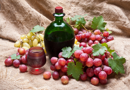 用树叶红葡萄与葡萄酒