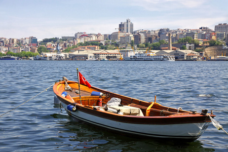 一艘渔船在黄金角海湾在伊斯坦布尔