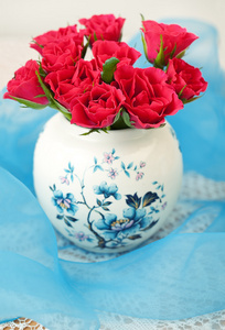 一个美丽的花瓶中的玫瑰