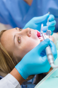 牙科治疗对女病人的特写