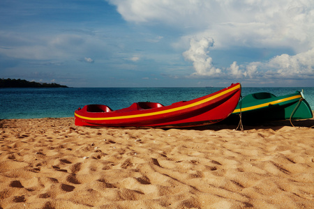 躺在沙滩上的两艘皮划艇