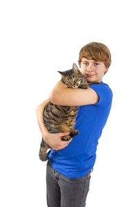 男孩与他的猫拥抱