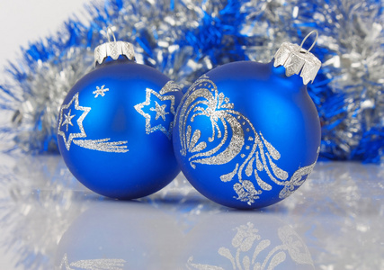 蓝色圣诞背景下闪闪发亮的小玩意