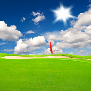 多云的蓝色天空背景下的高尔夫球场