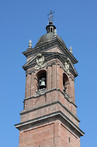市中心的米兰大教堂，意大利钟楼