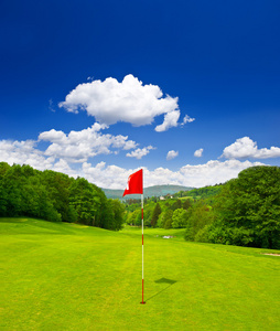 高尔夫球场和蓝蓝的天空