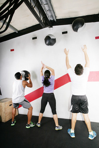 男人和女人做 crossfit 上健身房。crossfit 系列