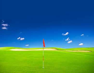绿色的高尔夫球场与蓝蓝的天空背景