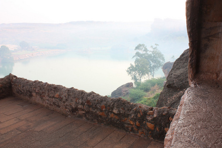 在巴达米湖 agusthya teertha