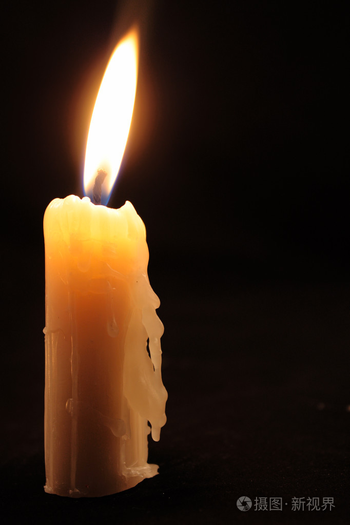 在黑色背景下老蜡烛