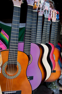 行的多彩色墨西哥吉他