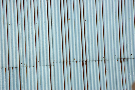 漏水的铁皮屋顶旧铁皮屋顶背景照片