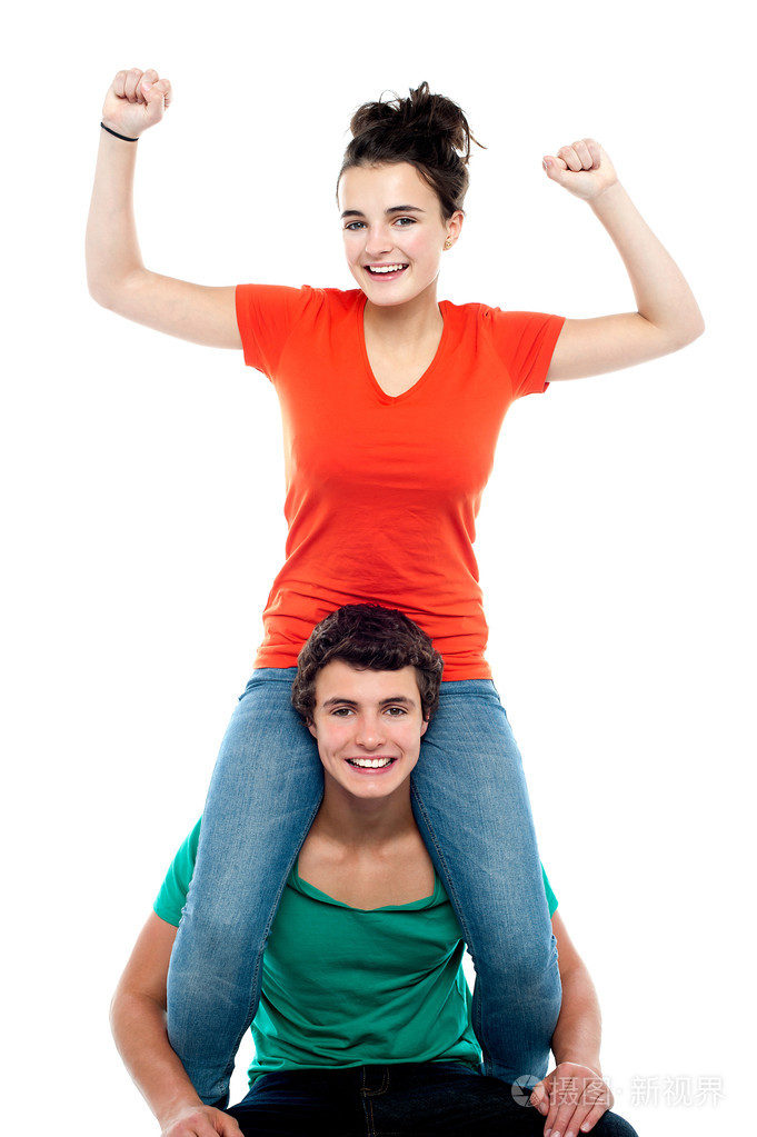 兴奋享受骑在他的朋友们肩上的漂亮女孩