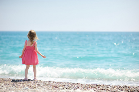 卵石海滩上的小女孩