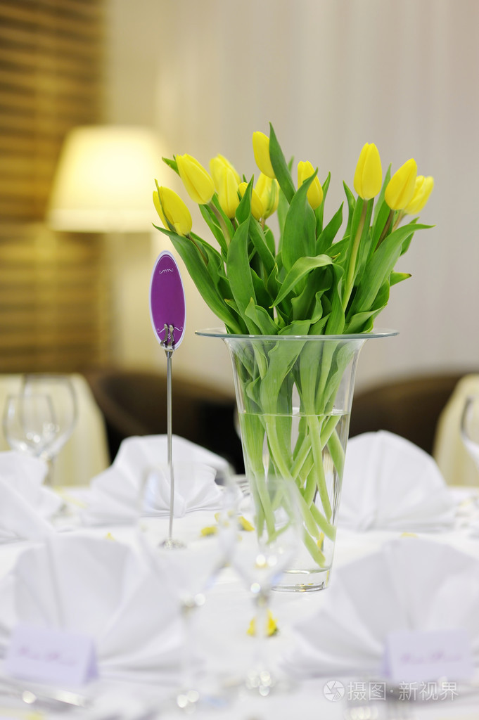 节日餐桌上的黄色郁金香