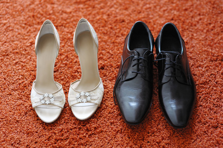 新娘和新郎的鞋