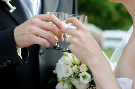 新郎和新娘举行香槟杯
